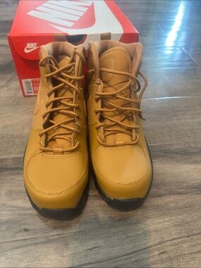 Nike Big Kids Manoa Boot size 6.5 new
